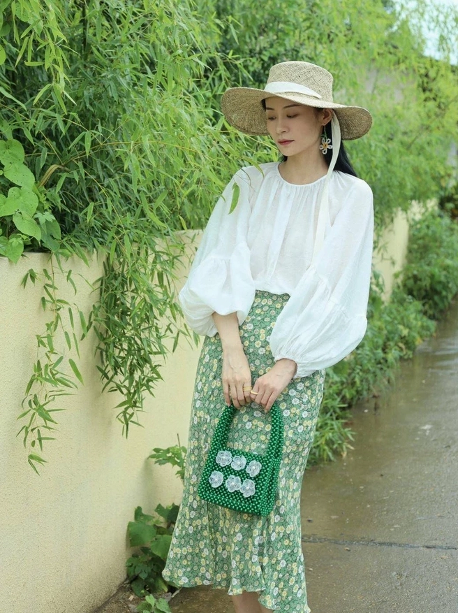 Phóng khoáng và cá tính với set đồ dạo phố lồng ghép khéo léo sắc xanh rực rỡ