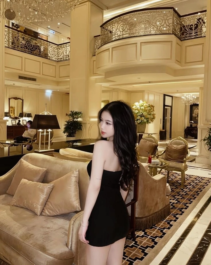 Phong thái sang chảnh đậm chất tiểu thư của mỹ nữ Trung Hoa diện chân váy ngắn hàng hiệu