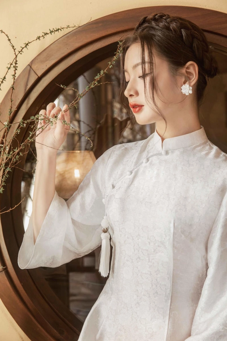 Phong thái tự tin rạng rỡ của thiếu nữ trong trang phục áo dài truyền thống