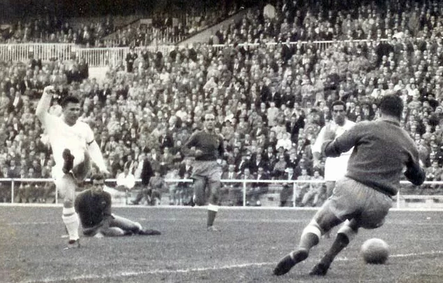 Puskas đang thực hiện một pha xử lý bóng đẳng cấp trên sân