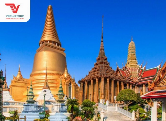 Quần thể kiến trúc Chùa Hoàng gia Thái Lan rực rỡ ánh vàng dưới bầu trời trong xanh