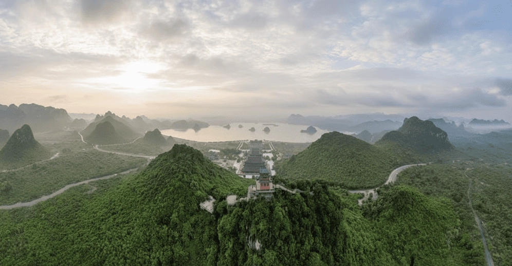 Quần thể Tam Chúc ngày nay được phục dựng dựa trên nền ngôi chùa cổ nghìn năm tuổi