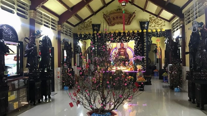 Quang cảnh chánh điện uy nghi lộng lẫy bên trong ngôi tự viện Bửu Liên