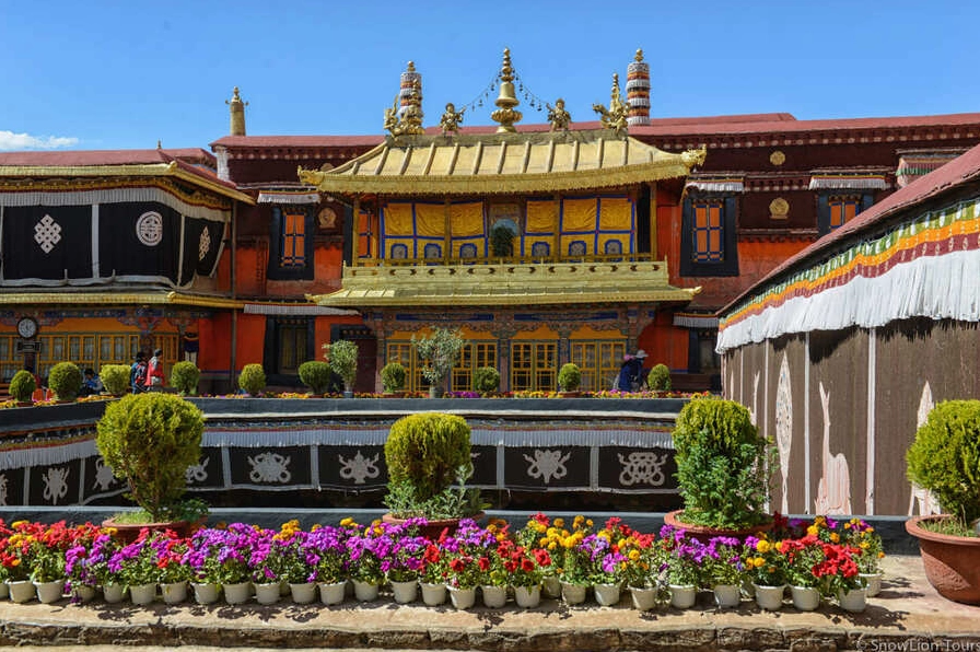 Quang cảnh Chùa Đại Chiêu Jokhang linh thiêng thu hút đông đảo tín đồ hành hương