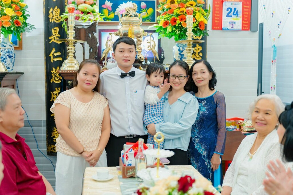 Quang cảnh mọi người quây quần trong một buổi lễ nhóm họ