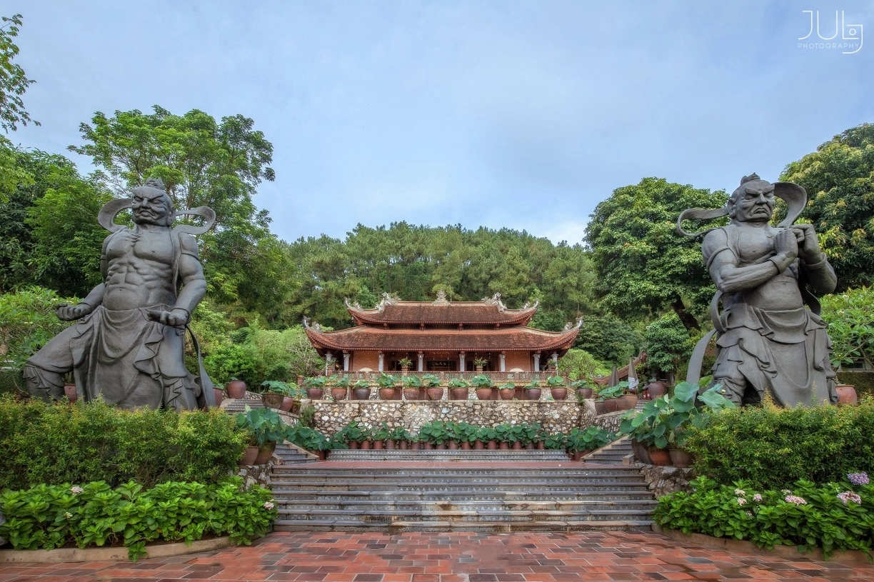 Quang cảnh thanh tịnh nơi sân chùa thích hợp cho việc thiền định