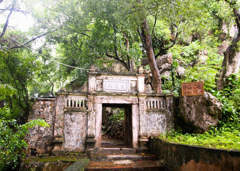 Quang cảnh thiên nhiên hùng vĩ bao quanh khu vực núi và chùa