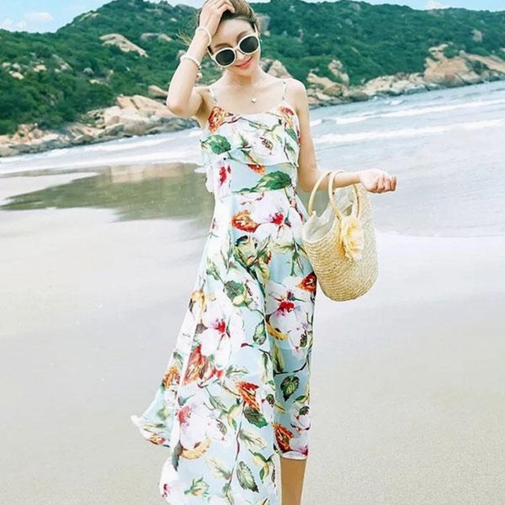 Quý cô sải bước trên bãi biển với chiếc váy hai dây dáng maxi thướt tha trong ngày hè