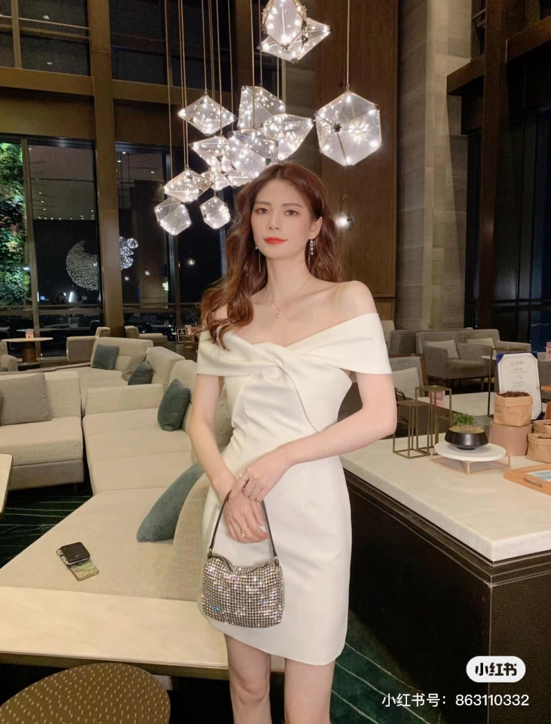 Quý cô sang chảnh dự tiệc với mẫu váy trắng kiêu kỳ thu hút mọi ánh nhìn