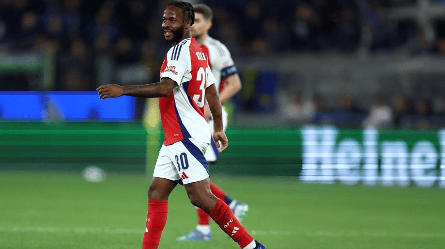 Raheem Sterling thi đấu cho câu lạc bộ Arsenal thiết lập các kỷ lục tại đấu trường châu Âu