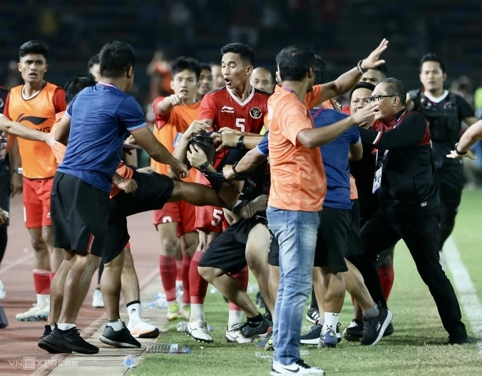 Rizky Ridho thể hiện vai trò thủ lĩnh khi can ngăn ẩu đả giữa U22 Indonesia và U22 Thái Lan