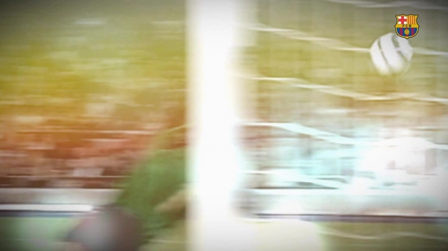 Ronaldinho đang phô diễn kỹ thuật cá nhân thượng thừa trước sự áp sát của hậu vệ