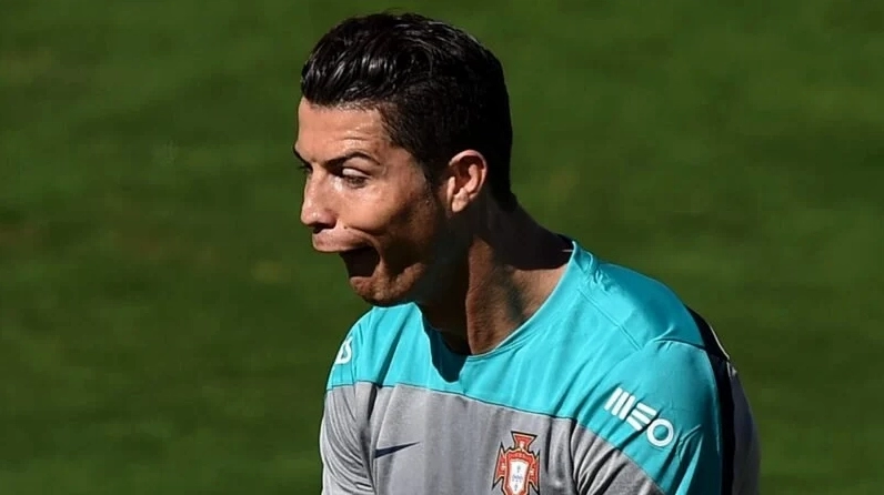 Ronaldo drink meme là biểu tượng chế hài trong bóng đá