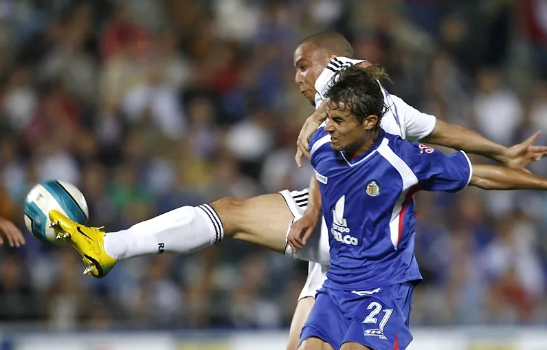 Ronaldo Nazário di chuyển linh hoạt trên sân tìm kiếm khoảng trống