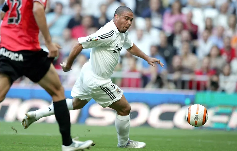 Ronaldo Nazário thể hiện kỹ thuật kiểm soát bóng xuất sắc trước vòng vây đối thủ