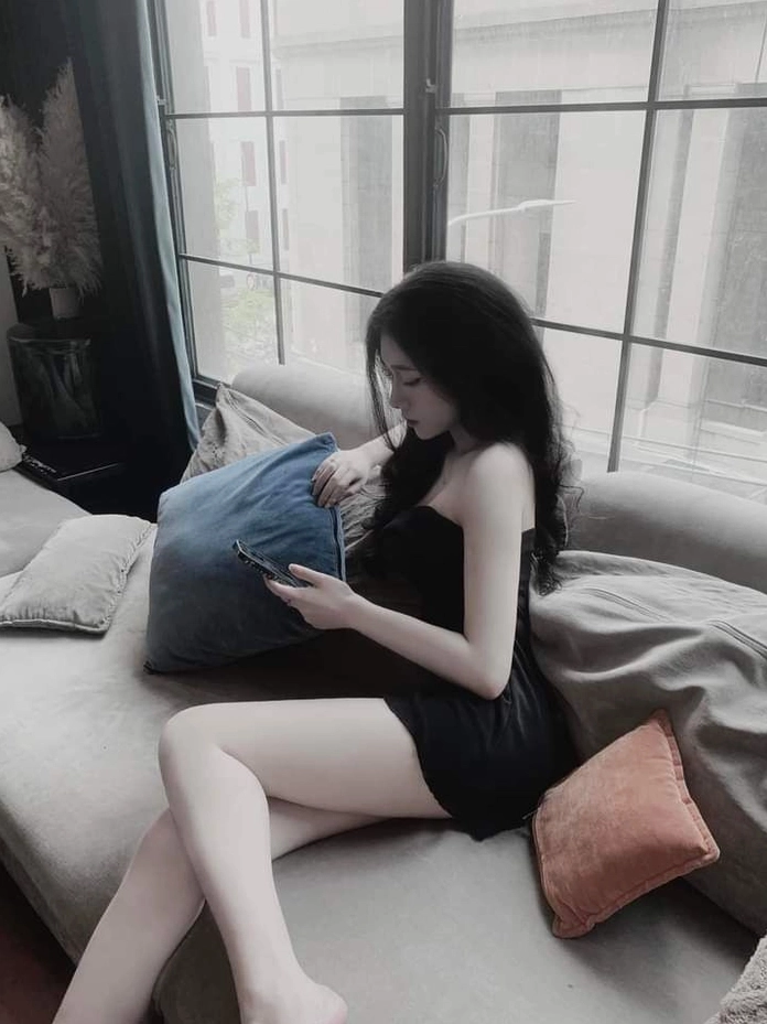 Set đồ tone đen tinh tế mang lại vẻ ngoài sang trọng cho cô gái xinh đẹp