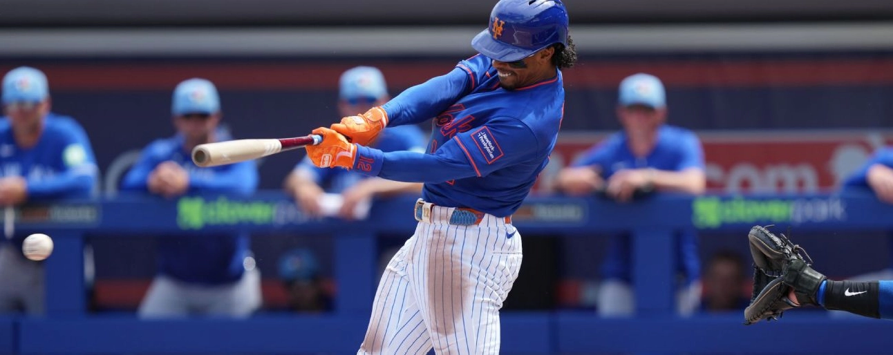 Shortstop Francisco Lindor của New York Mets thực hiện cú đánh đơn trước Toronto Blue Jays
