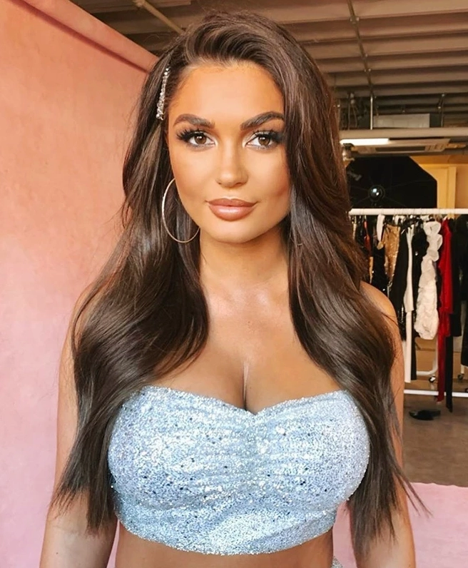 Siêu mẫu hâm mộ đội bóng Manchester United khoe dáng bốc lửa