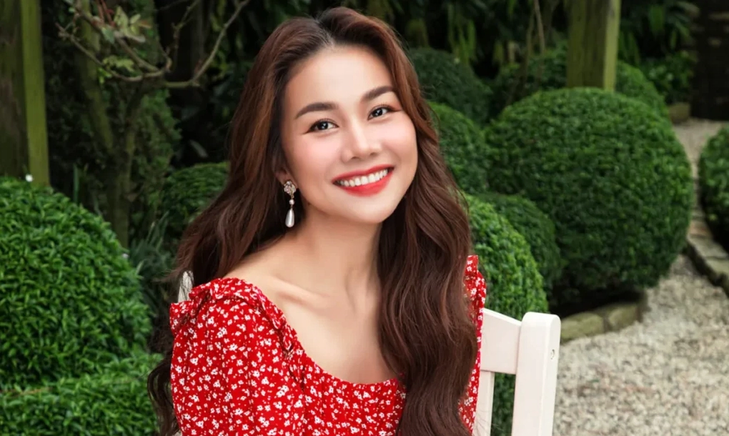 Siêu mẫu Thanh Hằng cười rạng rỡ đầy tự tin và sang trọng