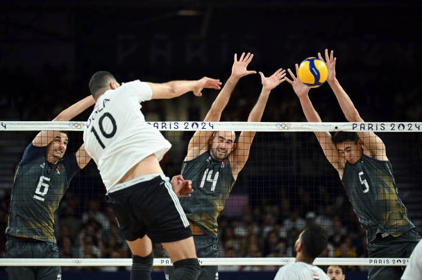 Simone Giannelli cùng Gianluca Galassi và Alessandro Michieletto nhảy lên bám chắn trong trận đấu