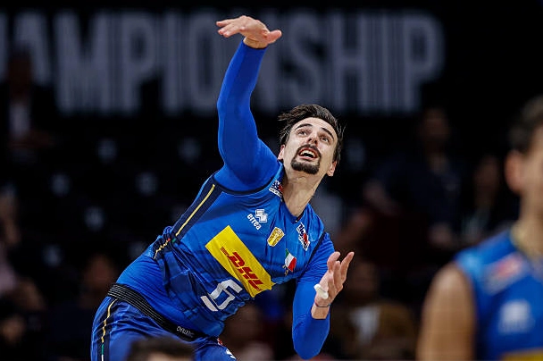 Simone Giannelli thực hiện pha phát bóng uy lực trong trận tứ kết giải vô địch thế giới