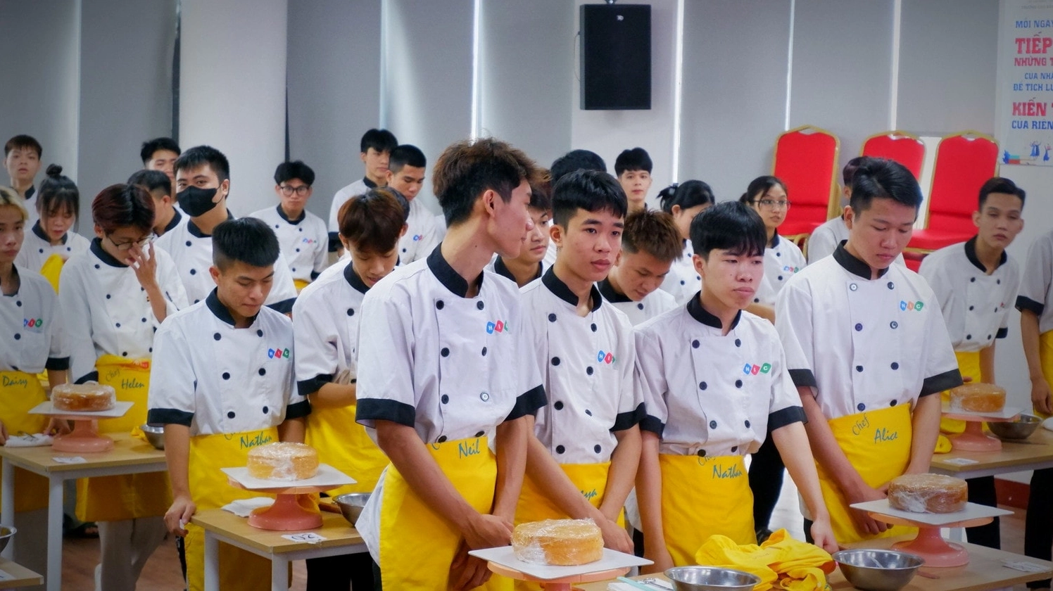 Sinh viên thực hành nấu ăn tại phòng bếp chuyên dụng