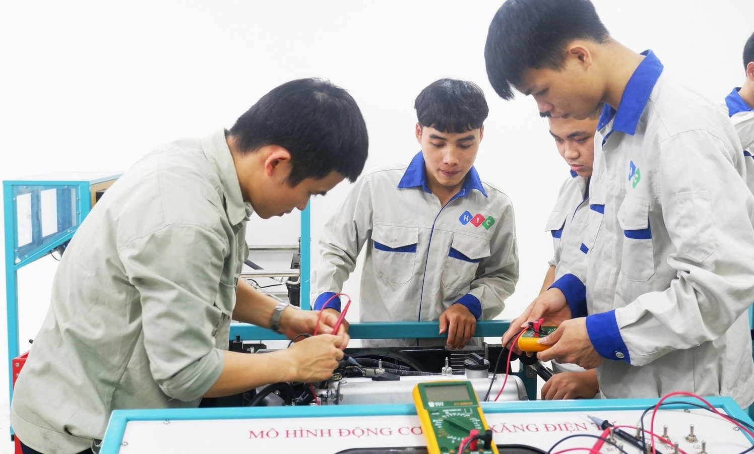 Sinh viên thực hành sửa chữa ô tô tại xưởng