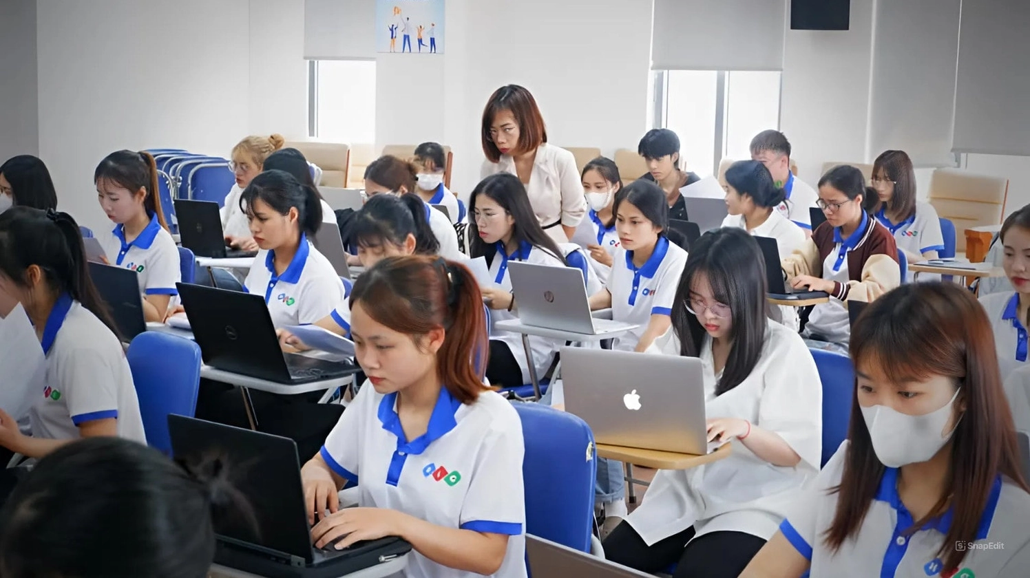 Sinh viên Trường Cao đẳng Quốc tế Hà Nội thực hành trên máy tính