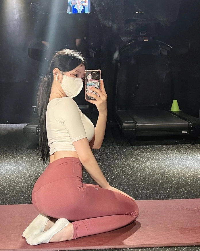 Sự cá tính và sành điệu của cô nàng mặc legging đen kết hợp áo croptop