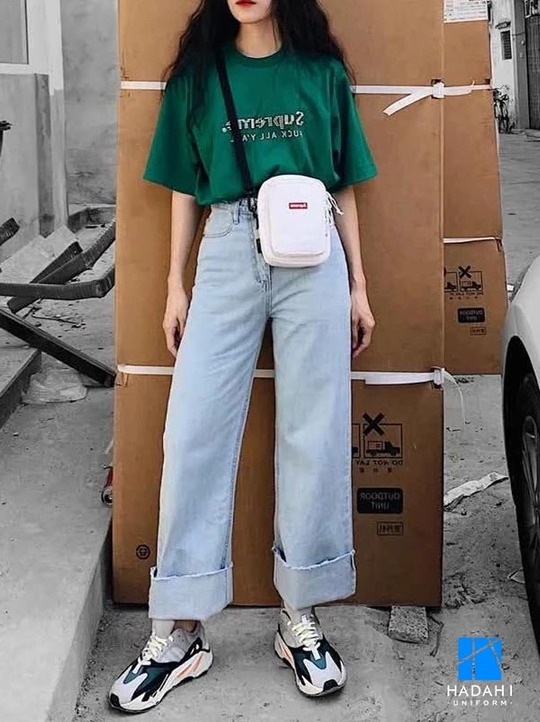 Sự kết hợp thanh lịch giữa áo thun form rộng và quần tây ống rộng tinh tế