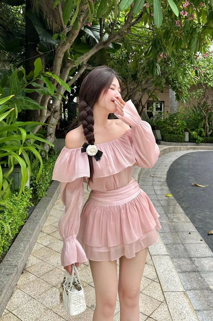 Sự quyến rũ tinh tế của người mẫu ảnh trong bộ trang phục hồng pastel