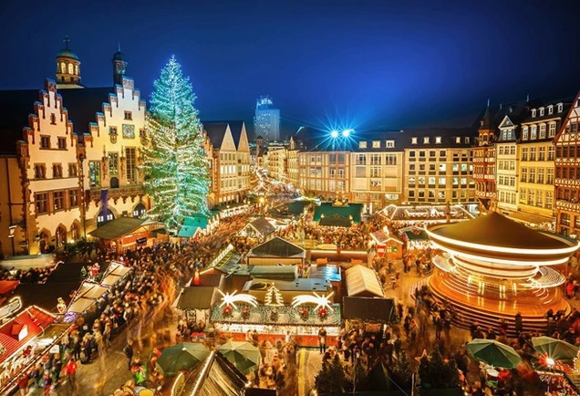 Sự rộn ràng và vui tươi của mọi người trong ngày Noel