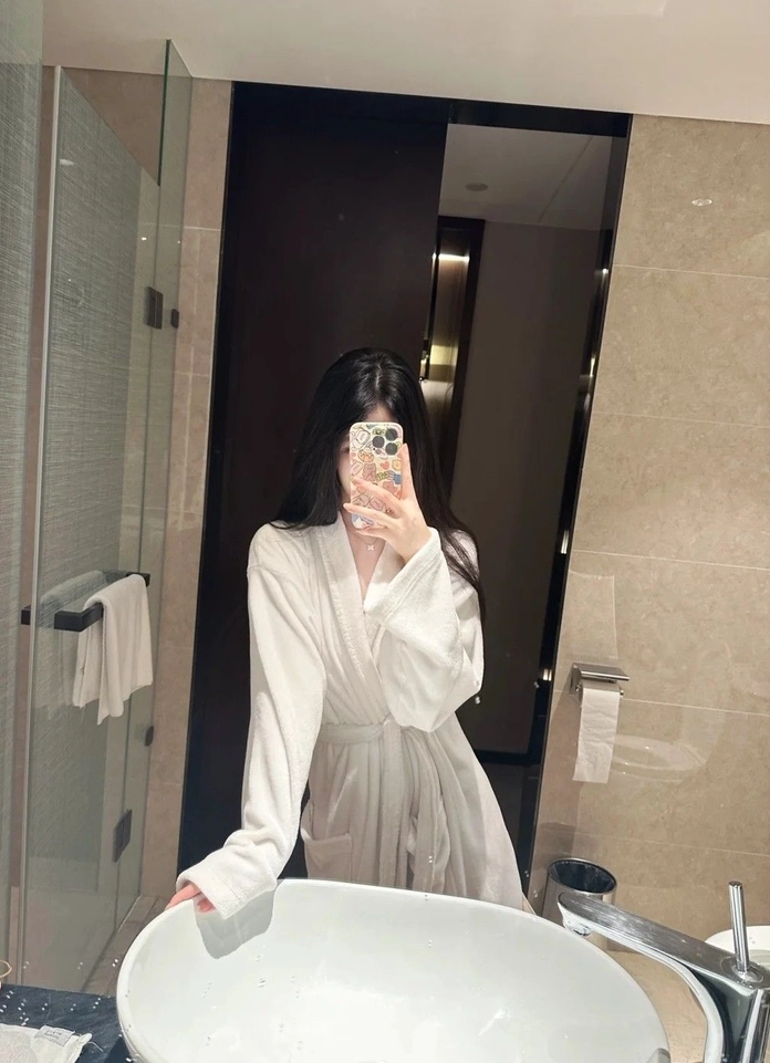 Sự thanh lịch, duyên dáng của cô gái được thể hiện qua bức ảnh che mặt trước gương