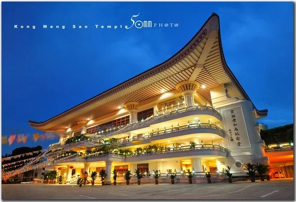 Sự tĩnh lặng và thiêng liêng tỏa ra từ các công trình kiến trúc tâm linh