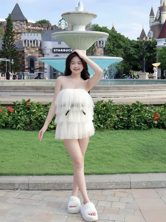 Tấm hình nền cô gái xinh thần thái nổi bật và tự tin