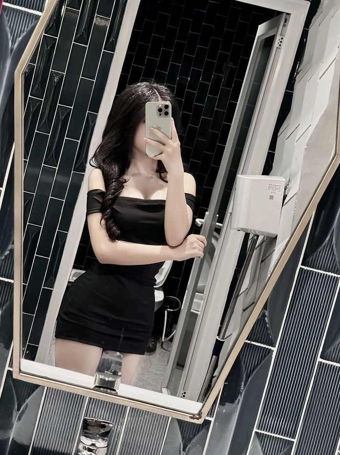 Thần thái sang chảnh và quyến rũ của cô nàng khi tạo dáng trước gương