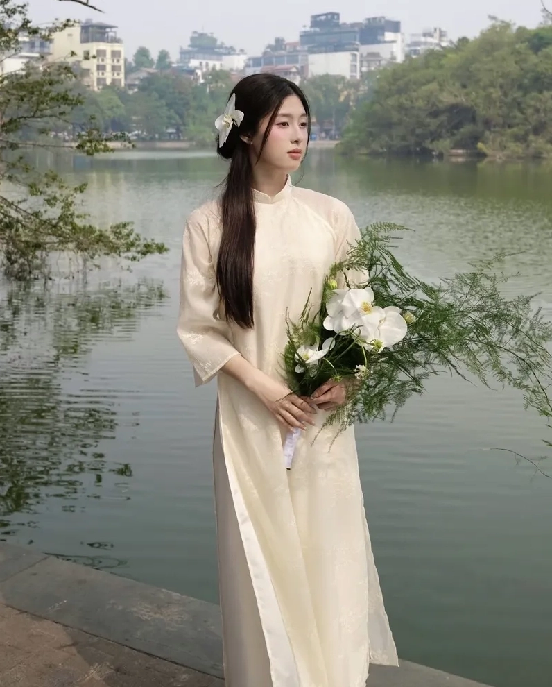 Thiết kế áo dài bó sát tôn lên trọn vẹn đường cong quyến rũ của người mặc