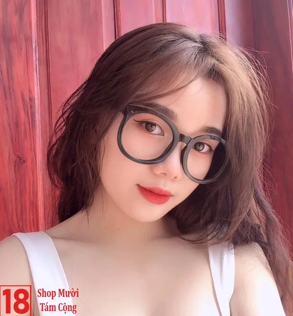 Thiếu nữ đeo kính tạo dáng bĩu môi cực kỳ đáng yêu trên mạng xã hội