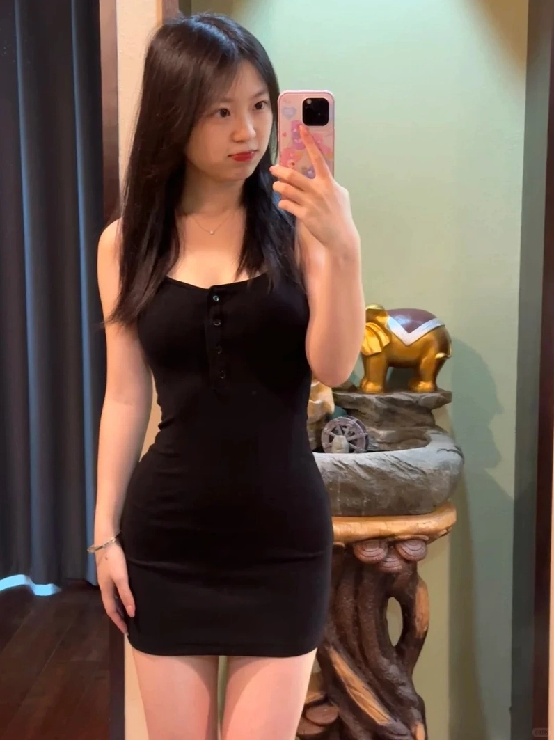 Thiếu nữ diện đầm body dự tiệc rực rỡ và nổi bật mọi góc nhìn