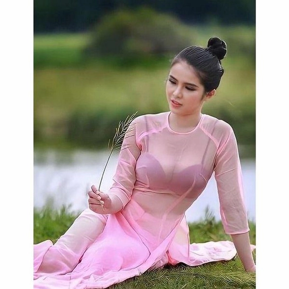 Thiếu nữ duyên dáng trong tà áo dài siêu mỏng màu trắng tinh khôi