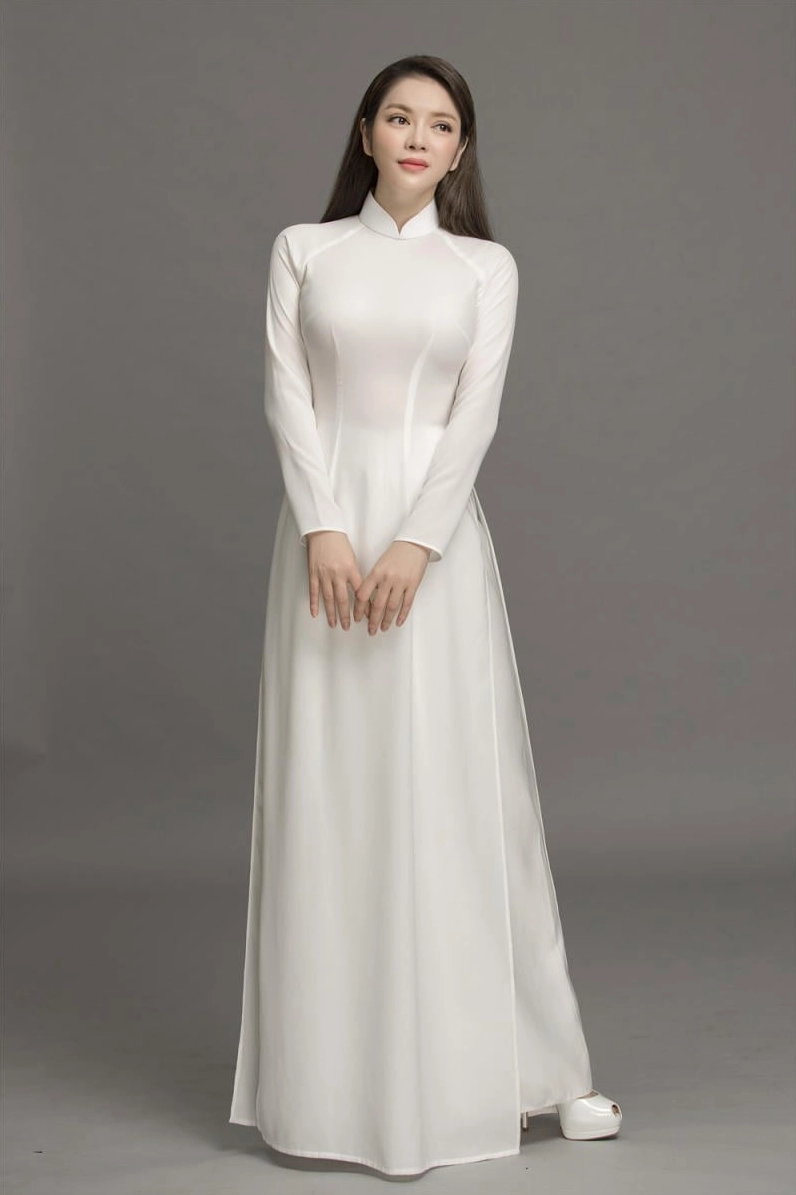 Thiếu nữ e ấp trong tà áo dài trắng cổ truyền thống đằm thắm