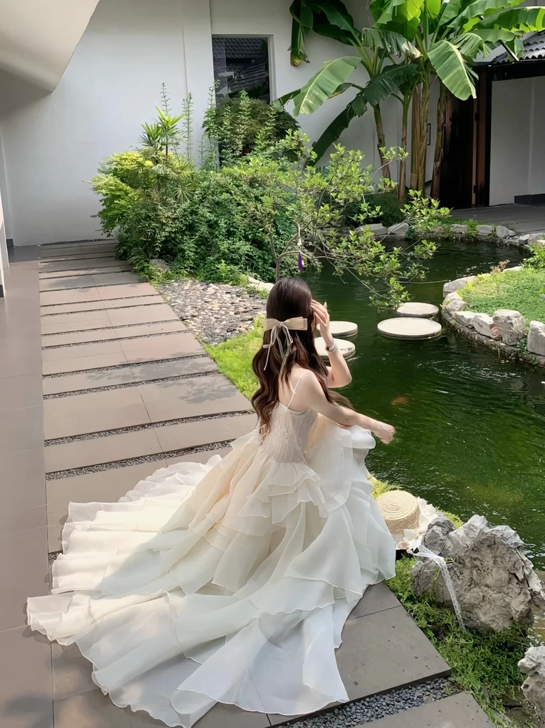 Thiếu nữ hóa thân thành nàng công chúa kiêu kỳ trong chiếc váy xòe bồng bềnh nổi bật giữa khung cảnh mộng mơ