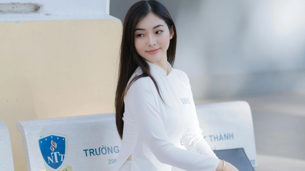 Thiếu nữ mặc áo dài truyền thống Việt Nam duyên dáng với tông màu nhã nhặn