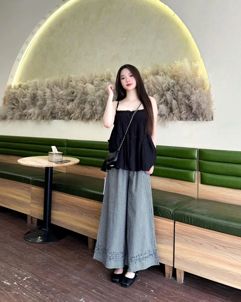 Thiếu nữ mặc áo hai dây khoe trọn vóc dáng thanh mảnh cùng đường cong quyến rũ