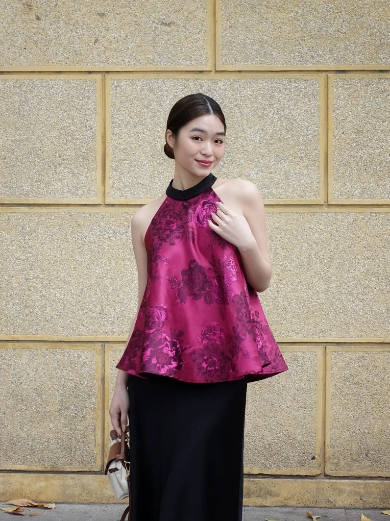 Thiếu nữ mặc áo yếm khoe trọn vóc dáng ngọc ngà khiến bao người mê mẩn