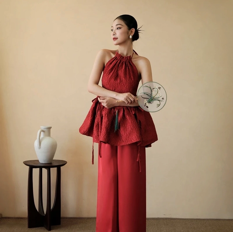 Thiếu nữ mặc áo yếm với ánh mắt mơ màng cuốn hút mọi ánh nhìn