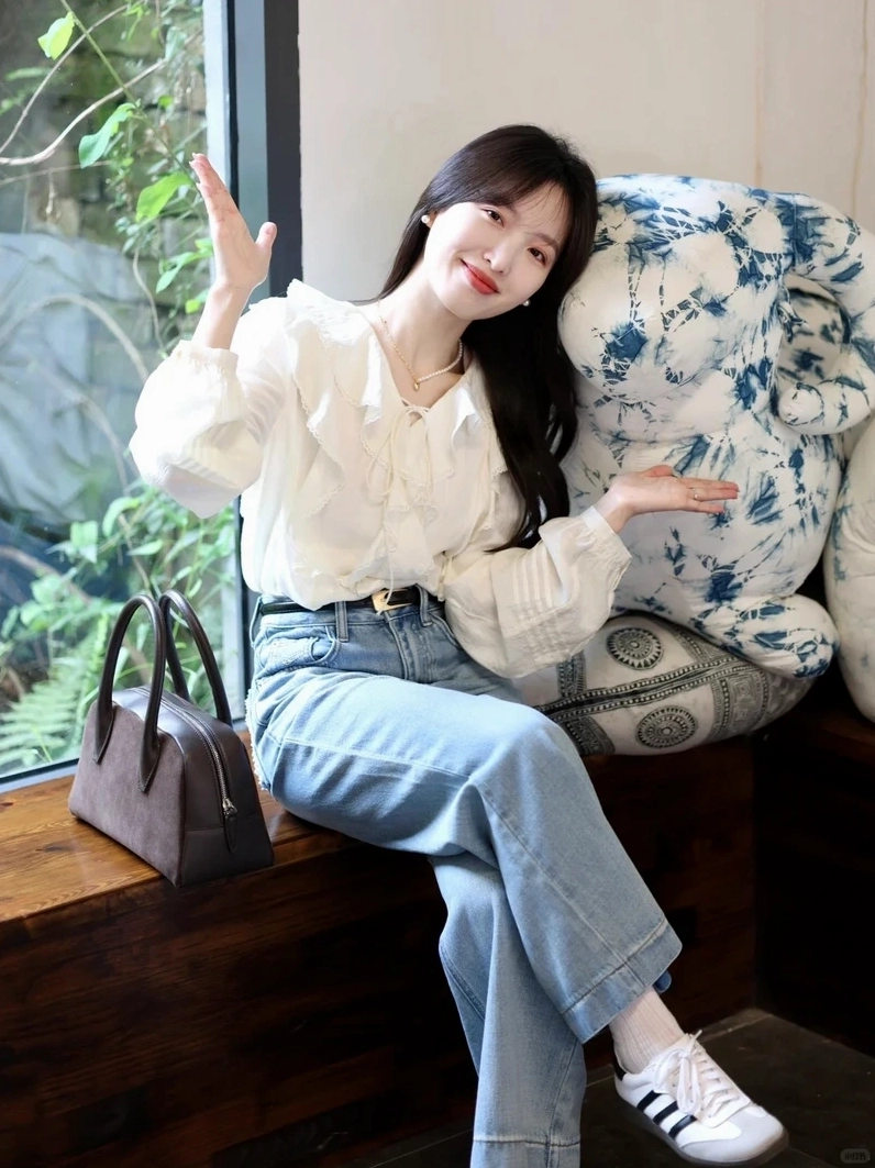 Thiếu nữ mặc sơ mi trắng dễ thương nhẹ nhàng và tinh nghịch