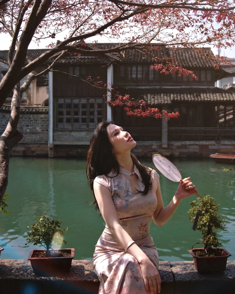 Thiếu nữ mặc sườn xám mang vẻ đẹp truyền thống chuẩn văn hóa vô cùng thanh lịch