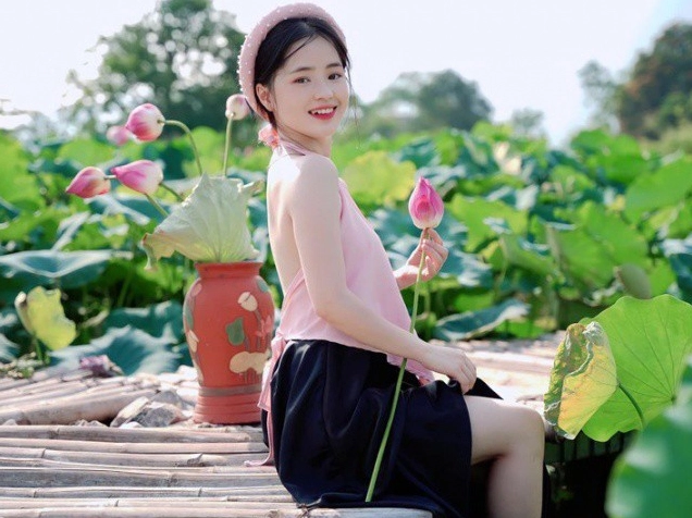 Thiếu nữ mặc yếm thắm duyên dáng chụp ảnh bên những đóa sen hồng