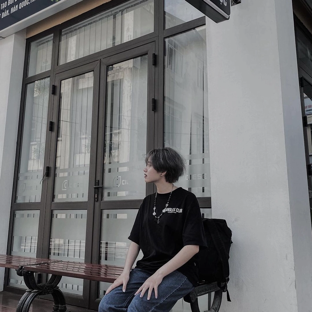 Thiếu nữ năng động rạng rỡ trong chiếc áo phông oversize phối cùng quần baggy cá tính